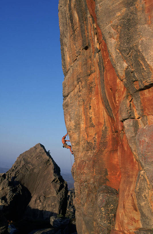 西方人,一个人,攀登,竖图,室外,白天,仰视,锻炼,旅游,度假,探险,运动,攀岩,石头,美景,欧洲,欧洲人,仅一个男性,仅一个人,连接,阴影,堆积,组合,光线,石子,影子,景观,悬崖,注视,娱乐,极限运动,仅一个年轻男性,蓝色,蓝天,天空,阳光,自然,绳子,天,观察,看,享受,休闲,陡峭,爬,景色,放松,观看,绳索,链接,风化,察看,紧固,岩层,关注,拼接,自然风光,室外运动,拼凑,缆绳,户外运动,地貌,拼合,凑集,聚合,撮合,链结,牢固,绝壁,笔陡,峻峭,冒险,体育,男人,男性,年轻男性,白种人,石块,岩石,登山,攀爬,彩图,低角度拍摄,全身,健身