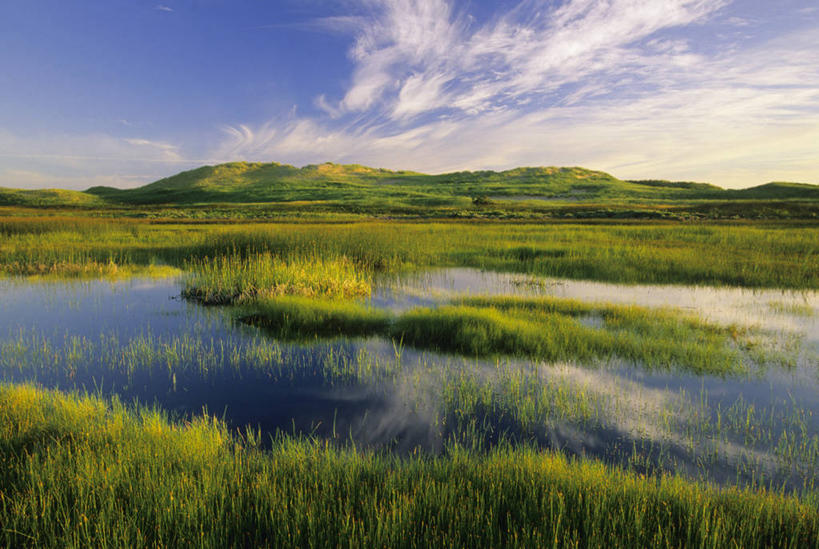 无人,横图,室外,白天,正面,旅游,度假,草地,草原,美景,山,山脉,水,植物,加拿大,阴影,光线,液体,影子,景观,旷野,山峰,水滴,云,云朵,山峦,云彩,娱乐,草,蓝色,绿色,白云,倒影,蓝天,天空,阳光,自然,群山,天,享受,休闲,景色,放松,连绵,倒映,北美,北美洲,绵延,自然风光,原野,美洲,北亚美利加洲,亚美利加洲,联贯,反照,彩图