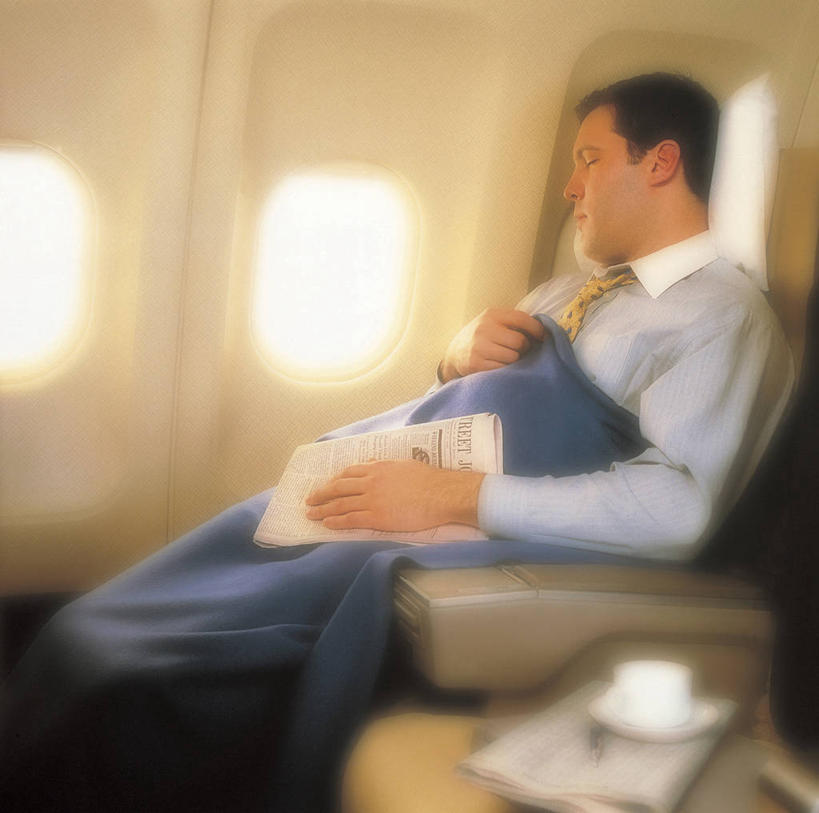 西方人,一个人,商务人士,商务男性,躺,睡,横图,室内,白天,侧面,衬衫,阅读,飞机,报纸,杯子,餐具,欧洲,欧洲人,仅一个男性,仅一个人,仅一个中年男性,学习,阴影,套装,光线,碟子,盘,毯子,影子,窗口,交通,航空,阳光,盘子,水杯,碟,交通工具,看,浏览,运输,一架,客机,载具,商务装,工薪阶层,卧着,男人,男性,中年男性,白种人,白领,上班族,茶杯,困,困觉,寝息,睡觉,躺着,卧,半身,彩图,衬衣