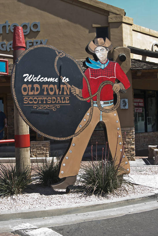 一个人,无人,家,站,竖图,室外,白天,正面,度假,美景,城市风光,城市,帽子,雕塑,美国,仅一个男性,仅一个人,握,阴影,服装,艺术,装饰,光线,英文,标志,雕刻,雕像,丝巾,文字,影子,字符,字母,房屋,屋子,景观,公寓,拿,拿着,注视,休闲装,娱乐,标识,洋房,楼房,住宅,仅一个年轻男性,衣服,蓝色,蓝天,天空,阳光,工艺品,天,观察,看,站着,享受,休闲,休闲服,牛仔帽,景色,放松,握着,服饰,晴朗,观看,纪念,英文字母,华丽,美术,点缀,察看,亚利桑那,北美,北美洲,关注,主题,美洲,陈列,亚利桑那州,万里无云,大峡谷之州,功能,美学,北亚美利加洲,亚美利加洲,衬托,美观,雅致,雅观,斯科茨代尔,男人,男性,年轻男性,晴空,晴空万里,站立,彩图,全身,房子