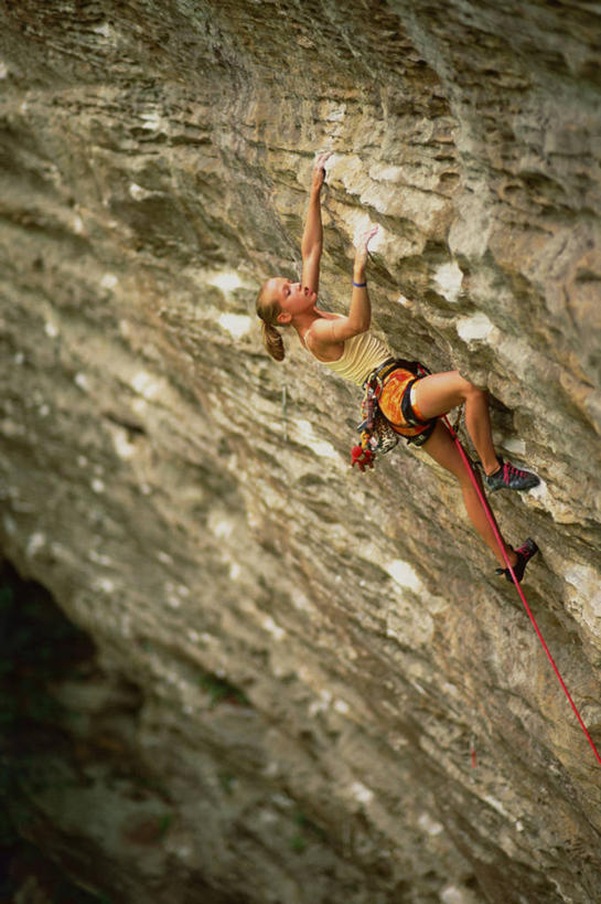 西方人,一个人,攀登,竖图,俯视,室外,白天,锻炼,旅游,度假,探险,运动,攀岩,石头,欧洲,欧洲人,仅一个年轻女性,仅一个女性,仅一个人,连接,组合,服装,朦胧,模糊,石子,悬崖,注视,休闲装,娱乐,极限运动,衣服,绳子,观察,看,享受,休闲,陡峭,休闲服,爬,放松,服饰,观看,绳索,链接,腐蚀,侵蚀,察看,紧固,关注,拼接,室外运动,拼凑,户外运动,拼合,凑集,聚合,撮合,链结,牢固,绝壁,笔陡,峻峭,冒险,体育,年轻女性,女人,女性,白种人,石块,岩石,登山,攀爬,彩图,高角度拍摄,全身,健身