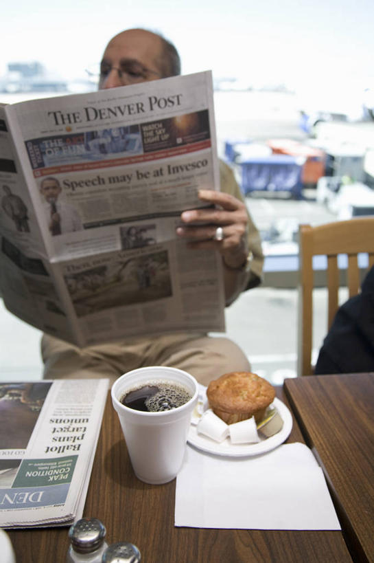 点心,面包,咖啡,西方人,一个人,餐厅,竖图,室内,白天,正面,爱情,阅读,幸福,餐桌,桌子,报纸,餐具,椅子,欧洲,欧洲人,仅一个男性,仅一个人,仅一个中年男性,握,学习,阴影,服装,光线,碟子,盘,影子,木椅,灯光,调料,食品,面点,调味品,浪漫,拿,调味料,拿着,休闲装,娱乐,装饰品,食物,糕点,饮料,衣服,盘子,戒指,饰品,首饰,碟,看,享受,休闲,温馨,休闲服,恩爱,放松,乐趣,浏览,握着,服饰,餐台,信物,提神,舒适,权利,醒脑,软饮料,手饰,男人,男性,中年男性,白种人,半身,彩图,餐馆,饭店,饭馆