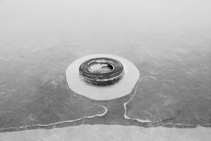 无人,横图,俯视,黑白,室外,特写,白天,海浪,海洋,沙滩,阴影,形状,光线,圆形,沙子,影子,海岸,浪花,沙地,黑色,阳光,海水,轮胎,橡胶,海景,橡胶制品,车胎,形态,外形,大海,风浪,海,海水的波动,海滩,近岸浪,涌浪,高角度拍摄,外胎