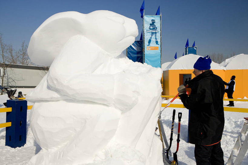 西方人,两个人,站,横图,室外,白天,侧面,雪,大雪,帽子,欧洲,欧洲人,握,阴影,服装,光线,铲子,影子,积雪,雪景,冬季,冬天,拿,拿着,衣服,蓝色,黑色,蓝天,天空,阳光,天,站着,温暖,寒冷,握着,服饰,晴朗,羽绒服,保暖,御寒,万里无云,编织帽,严寒,冬装,男人,男性,中年男性,白种人,晴空,晴空万里,站立,半身,彩图
