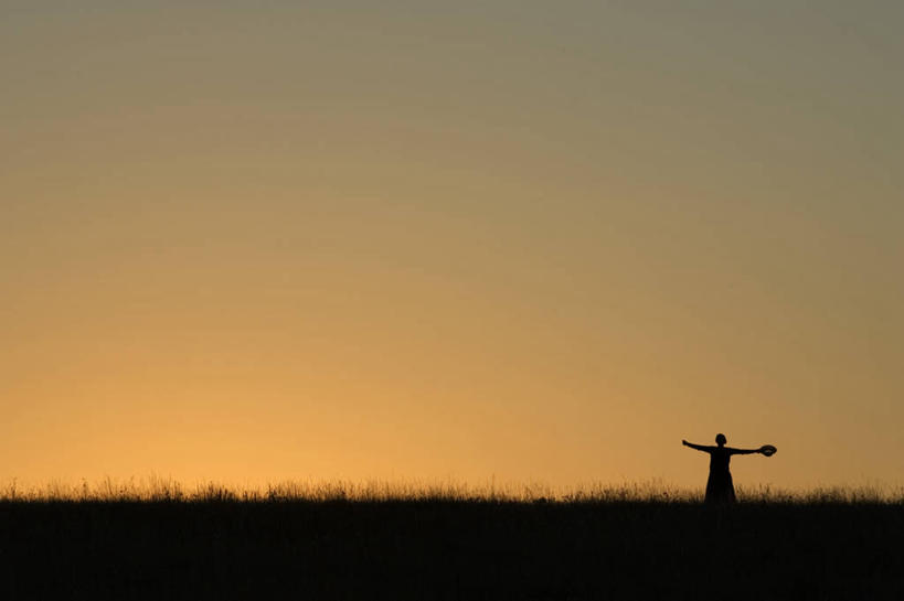 西方人,一个人,站,伸展双臂,横图,室外,白天,正面,日落,欧洲,欧洲人,仅一个年轻女性,仅一个女性,仅一个人,地平线,晚霞,霞光,落日,辽阔,地面,背光,黄色,天空,黄昏,天,站着,广阔,彩霞,一望无际,延伸,逆光,天地相交,无边无际,一马平川,夕照,年轻女性,女人,女性,白种人,夕阳,敞开双臂,伸开双臂,展开双肩,站立,张开手臂,张开双臂,半身,彩图,斜阳