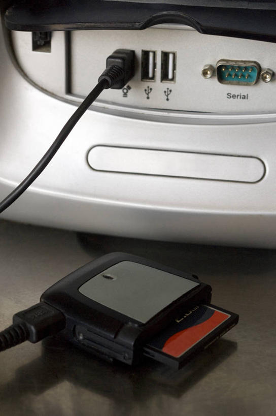 无人,竖图,俯视,室内,白天,数据,摆设,桌面,桌子,指示牌,阴影,传输,光线,木制,标志,文字,影子,灯光,设备,标识,木制品,USB接口,通用串行总线,接口,端口,装备,设置,内存卡,彩图,高角度拍摄