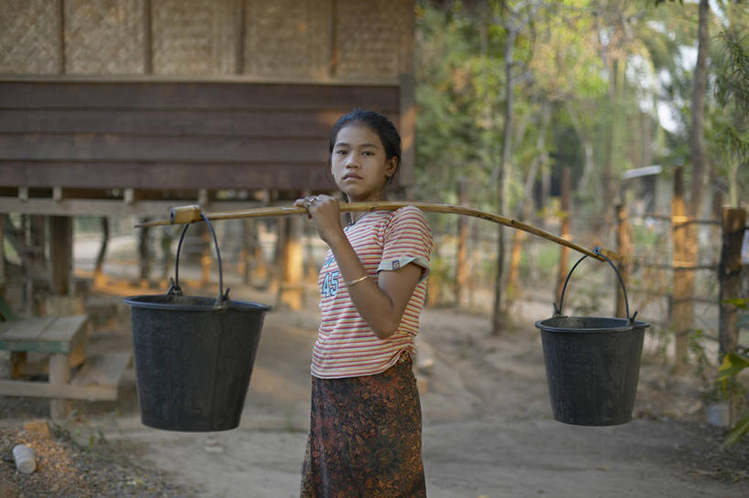 东方人,儿童,一个人,站,横图,室外,白天,侧面,草地,草坪,石头,植物,亚洲,仅一个女性,仅一个人,阴影,服装,光线,石子,桶,影子,塑料,泥土,土壤,休闲装,黄种人,草,树,树木,两个,小孩,衣服,绿色,黑色,阳光,自然,容器,塑料制品,扛,站着,仅一个小孩,休闲,休闲服,服饰,生长,成长,储藏,塑料桶,储存,扛在肩上,女孩,女人,女性,亚洲人,孩子,石块,岩石,站立,半身,彩图,贮存,女生