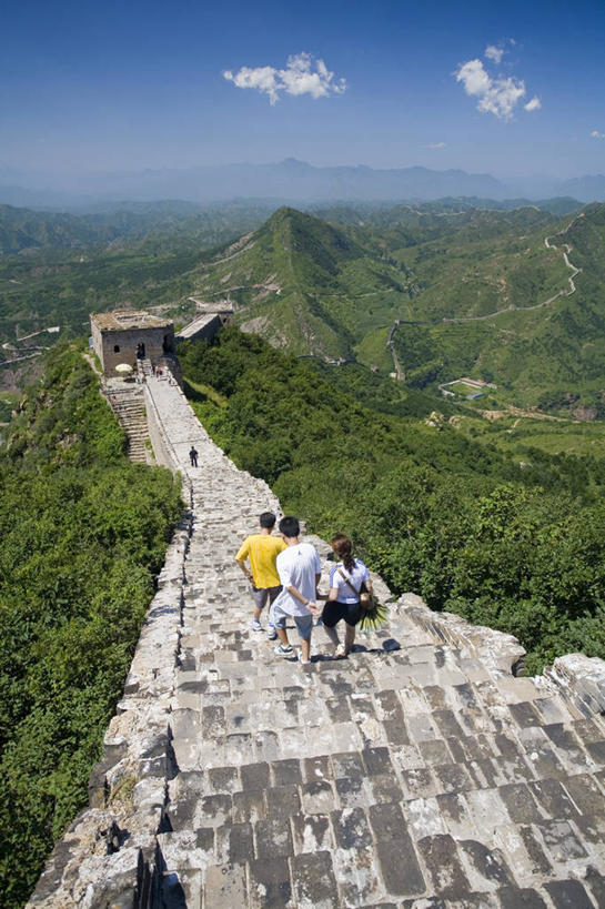 东方人,三个人,走,竖图,俯视,室外,白天,旅游,度假,石头,美景,名胜古迹,山,山脉,植物,地标,北京,中国,亚洲,一堆,游客,阴影,堆叠,堆积,新鲜,遗迹,光线,石子,影子,景观,山峰,山峦,首都,注视,黄种人,古迹,文化,文物,娱乐,古建筑,旅客,树,树木,绿色,阳光,自然,群山,观察,看,享受,休闲,旅游胜地,景色,放松,生长,成长,观看,青春,堆,察看,生命,关注,文明,自然风光,和平,安详,古文明,东亚,世界文化遗产,中华人民共和国,北京市,京,北平,华北地区,密云县,冷色,长久,久长,悠长,悠久,古北口镇,司马台,司马台长城,司马台村,男人,男性,年轻男性,年轻女性,女人,女性,亚洲人,石块,岩石,步行,散步,走路,彩图,高角度拍摄,全身,标志性建筑