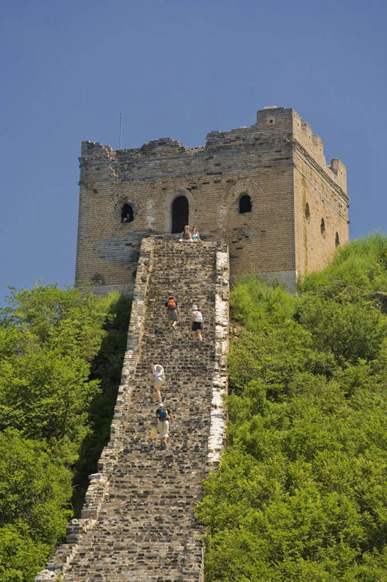 东方人,走,竖图,室外,白天,正面,旅游,度假,石头,美景,名胜古迹,山,山脉,植物,地标,北京,中国,亚洲,一堆,游客,阴影,堆叠,堆积,新鲜,遗迹,光线,石子,影子,景观,山峰,山峦,首都,许多人,注视,黄种人,古迹,文化,文物,娱乐,古建筑,旅客,树,树木,绿色,阳光,自然,群山,观察,看,一群人,享受,休闲,旅游胜地,景色,放松,生长,成长,观看,青春,堆,察看,生命,关注,文明,自然风光,和平,安详,古文明,东亚,世界文化遗产,中华人民共和国,北京市,京,北平,华北地区,密云县,冷色,长久,久长,悠长,悠久,古北口镇,司马台,司马台长城,司马台村,男人,男性,年轻男性,年轻女性,女人,女性,亚洲人,石块,岩石,步行,散步,走路,彩图,全身,标志性建筑