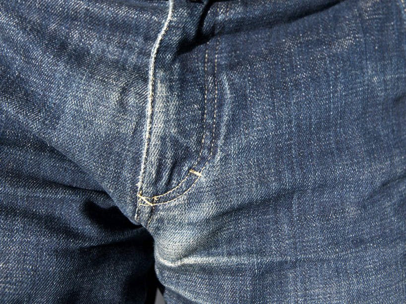 西方人,一个人,站,横图,室外,特写,白天,正面,欧洲,欧洲人,仅一个男性,仅一个人,一条,裤子,装饰,牛仔裤,仅一个年轻男性,站着,拉链,华丽,修饰,点缀,衬托,美观,雅致,雅观,男人,男性,年轻男性,白种人,站立,半身,彩图