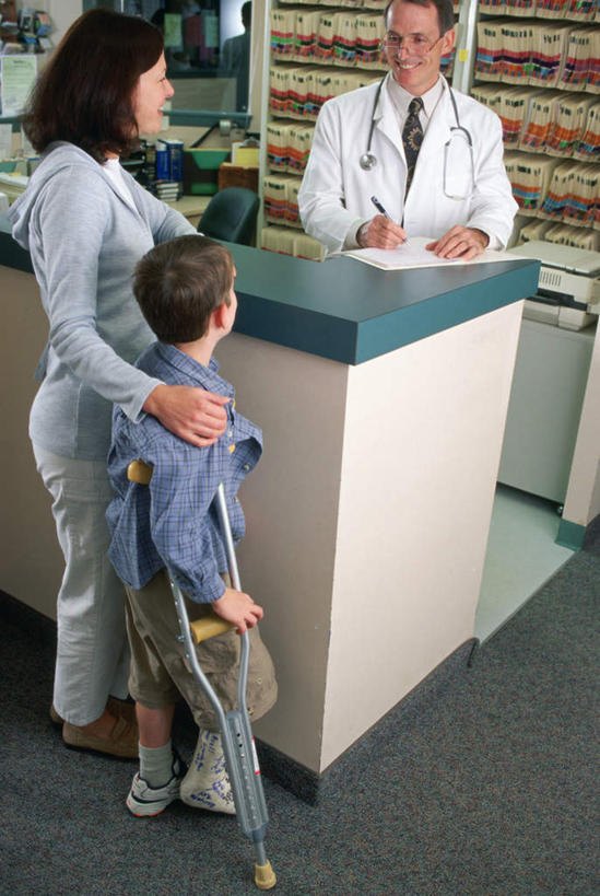 三个人,医院,站,竖图,俯视,室内,白天,指示牌,金属制品,一堆,一排,许多,吊挂,握,悬挂,堆叠,堆积,整齐,金属,笔,标志,工具,文字,墙,办公用品,挂,拿,拿着,注视,标识,墙壁,墙面,文具,排列,听诊器,学习用品,观察,看,站着,器械,握着,拐杖,观看,堆,手杖,文具用品,察看,医疗设备,队列,关注,医疗器械,受伤,医疗工具,医疗机构,辅助设备,检测工具,男孩,男人,男性,年轻男性,年轻女性,女人,女性,站立,半身,彩图,高角度拍摄,病院,诊所