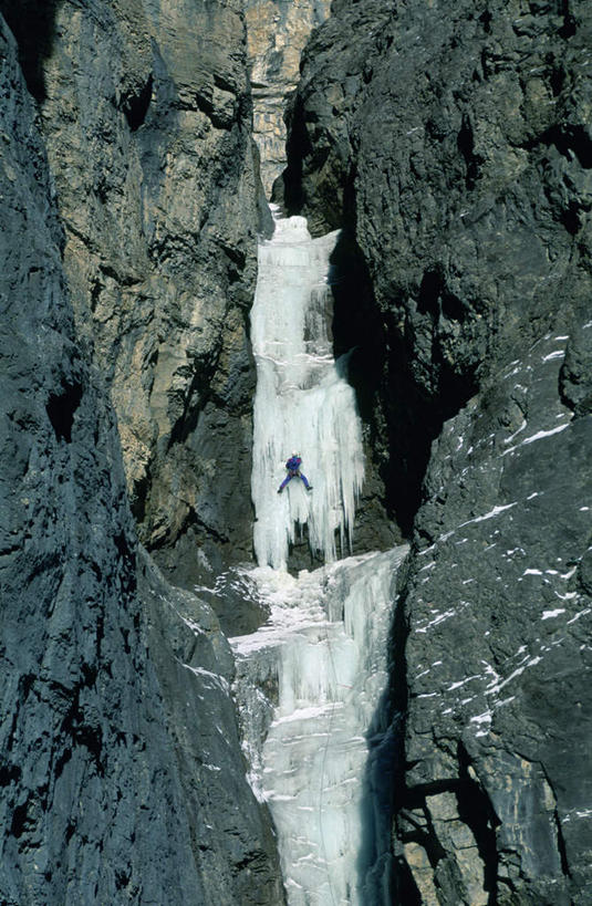 西方人,一个人,攀登,竖图,室外,白天,仰视,锻炼,旅游,度假,探险,运动,攀岩,石头,瀑布,山,山脉,水,欧洲,加拿大,欧洲人,仅一个男性,仅一个人,一堆,阴影,堆叠,堆积,飞溅,溅,光线,石子,液体,影子,冰,山峰,水滴,山峦,娱乐,极限运动,水珠,仅一个年轻男性,阳光,浮冰,群山,享受,休闲,爬,放松,寒冷,堆,冰冷,北美,北美洲,喷洒,室外运动,美洲,户外运动,北亚美利加洲,亚美利加洲,严寒,冰凉,酷寒,凛冽,凛凛,极冷,流冰,浮冰块,冒险,体育,男人,男性,年轻男性,白种人,跌水,石块,岩石,登山,攀爬,彩图,低角度拍摄,全身,健身