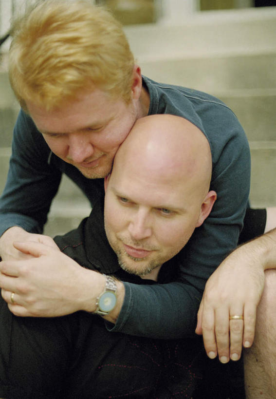 西方人,秃头,两个人,抱,竖图,室外,白天,正面,爱情,欧洲,欧洲人,阴影,服装,时间,光线,时钟,手表,影子,浪漫,计时,扭头,休闲装,衣服,阳光,钟表,转头,休闲,温暖,温馨,休闲服,表,恩爱,恋人,服饰,抱着,腕表,和睦,搂着,同性恋,男人,男性,年轻男性,白种人,光头,无发,情侣,钟,怀抱,搂,搂抱,相抱,拥抱,半身,彩图,伴侣,融洽