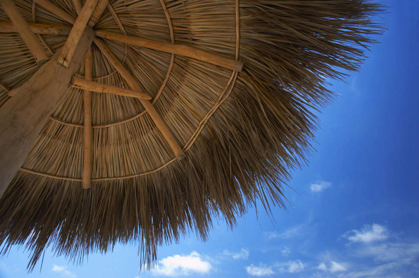 无人,横图,室外,特写,白天,仰视,旅游,度假,美景,沙滩,阴影,光线,伞,沙子,影子,雨伞,遮阳伞,海岸,景观,云,云朵,沙地,云彩,草棚,娱乐,阳伞,蓝色,白云,蓝天,天空,阳光,自然,天,享受,休闲,景色,放松,晴朗,自然风光,海滩,晴空,彩图,低角度拍摄