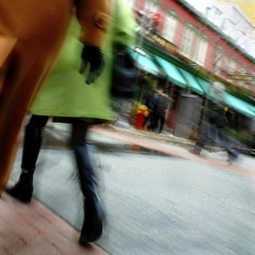 西方人,两个人,商店,走,方图,室外,白天,欧洲,欧洲人,阴影,服装,朦胧,模糊,光线,影子,休闲装,商铺,背面,衣服,阳光,休闲,休闲服,服饰,市肆,商号,男人,男性,年轻男性,年轻女性,女人,女性,白种人,步行,散步,走路,半身,彩图,店铺