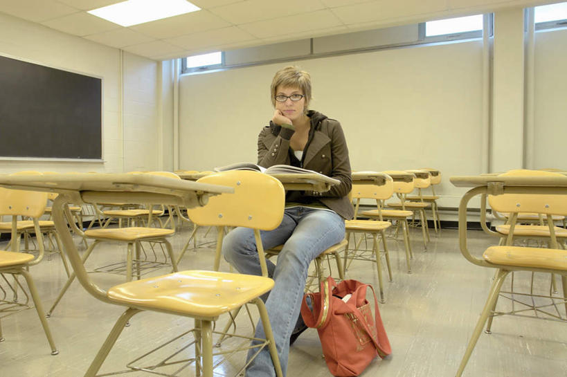 西方人,一个人,学校,图书馆,坐,横图,室内,白天,正面,桌子,书籍,椅子,照明,欧洲,欧洲人,仅一个年轻女性,仅一个女性,仅一个人,撑,握,服装,透明,包,书包,眼镜,塑料,墙,灯光,辉煌,拿,拿着,托腮,注视,休闲装,书桌,校园,顶灯,墙壁,墙面,灯,衣服,黄色,背包,课桌,塑料制品,黑板,灯具,观察,看,托,休闲,教室,健康,休闲服,教学,握着,服饰,活泼,观看,希望,暖色,照亮,察看,撑着,照明设备,关注,托下巴,光辉,近视眼镜,浏览室,光明,功名,轻快,挡书板,书挡,书夹,书立,耐磨,教学黑板,年轻女性,女人,女性,白种人,书,图书,坐着,彩图,全身,书库,图书库,双肩包,阅览室