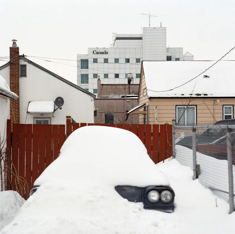 无人,家,栏杆,横图,室外,白天,正面,旅游,度假,美景,雪,大雪,城市风光,标志建筑,城市,地标,建筑,加拿大,阴影,光线,木制,影子,房屋,屋子,积雪,景观,雪景,冬季,冬天,公寓,围栏,娱乐,建设,洋房,护栏,楼房,住宅,蓝色,蓝天,天空,阳光,木制品,天,享受,休闲,景色,放松,寒冷,晴朗,北美,北美洲,美洲,万里无云,北亚美利加洲,亚美利加洲,严寒,马尼托巴,马尼托巴省,曼尼托巴省,晴空,晴空万里,彩图,房子