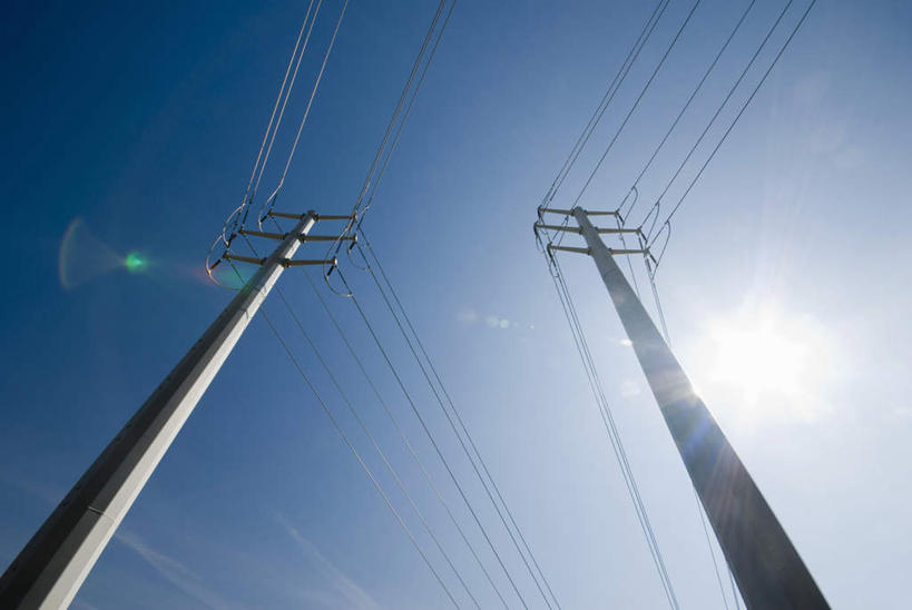 无人,公园,横图,室外,白天,仰视,度假,美景,城市风光,城市,加拿大,阴影,电力,光线,电线,电线杆,线,影子,景观,电能,线路,娱乐,蓝色,蓝天,天空,阳光,天,享受,休闲,景色,放松,晴朗,电,电源,北美,北美洲,国家公园,美洲,能量,万里无云,北亚美利加洲,亚美利加洲,卑诗省,不列颠哥伦比亚,不列颠哥伦比亚省,库特尼国家公园,晴空,晴空万里,彩图,低角度拍摄