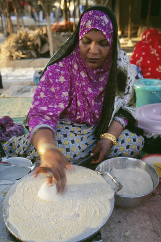 一个人,竖图,俯视,室外,白天,民族服装,烹饪,厨具,金属制品,阿曼,亚洲,仅一个年轻女性,仅一个女性,仅一个人,握,阴影,光线,金属,锅子,影子,拿,拿着,注视,锅,阳光,观察,看,握着,锅具,观看,察看,关注,西亚,烹饪用具,阿曼苏丹国,年轻女性,女人,女性,阿拉伯人,白种人,亚洲人,烹调用具,烹调,半身,彩图,高角度拍摄,传统服装,民俗服