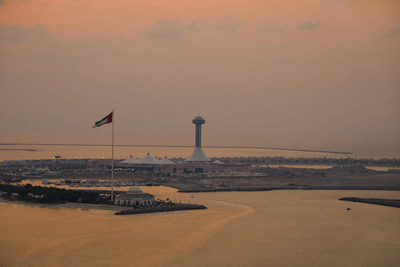 无人,横图,俯视,室外,白天,海浪,海洋,美景,日落,旗帜,国旗,阿联酋,亚洲,平静,飘扬,景观,浪花,晚霞,霞光,落日,塔,首都,自然,海水,黄昏,景色,彩霞,安静,飘逸,宁静,静谧,自然风光,飞扬,西亚,海景,阿拉伯联合酋长国,阿布扎比,沉静,恬静,安祥,僻静,清静,太平,夕照,阿布达比,旗,大海,风浪,海,海水的波动,近岸浪,涌浪,夕阳,彩图,高角度拍摄,斜阳