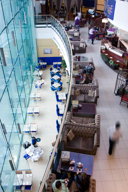 餐厅,商店,坐,走,竖图,俯视,室内,白天,购物,消费,餐桌,靠垫,沙发,桌子,超市,玻璃,亚洲,阴影,透明,光线,影子,走道,走廊,过道,靠枕,许多人,玻璃制品,阳光,垫子,枕头,一群人,金融,百货,餐台,选购,贸易,布艺沙发,百货公司,血拼,通明,阿拉伯人,白种人,亚洲人,步行,散步,走路,坐着,半身,彩图,高角度拍摄,餐馆,饭店,饭馆,购物商场,购物中心,商业中心