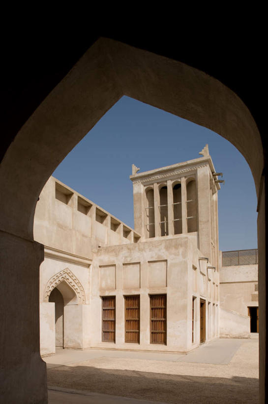 无人,竖图,室外,白天,仰视,旅游,度假,名胜古迹,门,标志建筑,地标,建筑,阴影,遗迹,光线,木制,影子,走道,走廊,过道,古迹,历史,文物,娱乐,建设,古建筑,特色,古代,蓝色,蓝天,天空,阳光,木制品,门框,天,享受,休闲,旅游胜地,放松,风格,古文明,古远,气势,格调,派头,气概,作风,特点,特性,特征,彩图,低角度拍摄