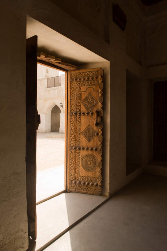 无人,竖图,室内,白天,正面,旅游,度假,名胜古迹,门,标志建筑,地标,建筑,阴影,遗迹,光线,木制,影子,墙,走道,走廊,过道,古迹,历史,文物,娱乐,建设,古建筑,特色,墙壁,墙面,古代,阳光,木制品,门框,享受,休闲,旅游胜地,放松,风格,古文明,古远,气势,格调,派头,气概,作风,特点,特性,特征,彩图