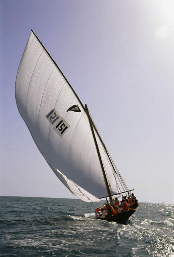 帆船,坐,竖图,室外,白天,仰视,海浪,海洋,美景,太阳,船,阿联酋,亚洲,一艘,阴影,波纹,平静,光线,标志,数字,文字,影子,字符,景观,浪花,许多人,标识,蓝色,蓝天,水纹,天空,阳光,自然,海水,交通工具,波浪,天,一群人,景色,安静,阿拉伯数字,晴朗,宁静,一望无际,静谧,自然风光,载具,西亚,海景,阿拉伯联合酋长国,迪拜,万里无云,沉静,恬静,安祥,僻静,清静,太平,无边无际,一马平川,杜拜,阿拉伯人,白种人,亚洲人,大海,风浪,海,海水的波动,近岸浪,涌浪,晴空,晴空万里,坐着,半身,彩图,低角度拍摄