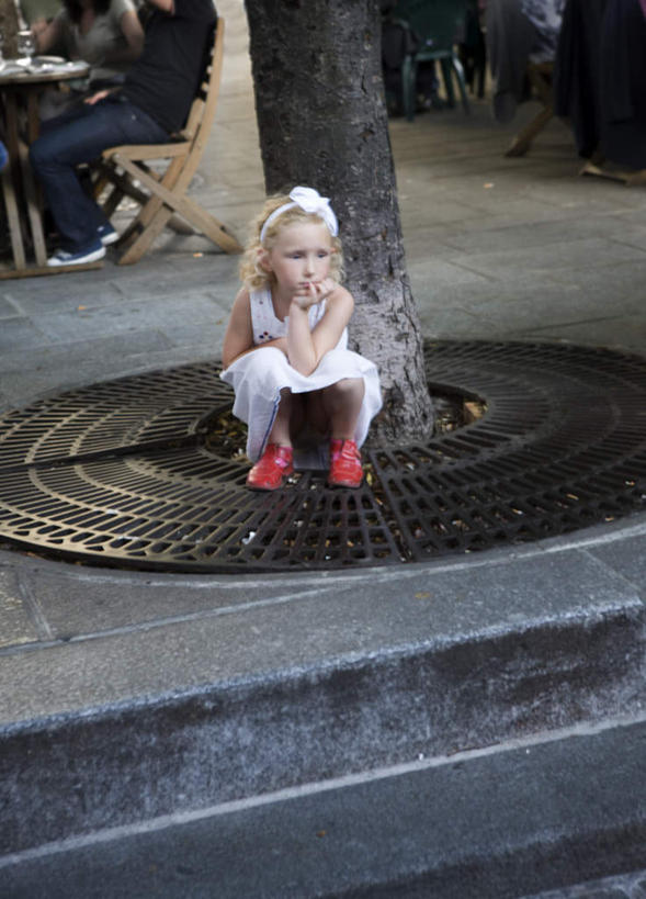 西方人,儿童,一个人,坐,竖图,室外,白天,正面,纯洁,道路,路,公路,欧洲,欧洲人,仅一个女性,仅一个人,撑,服装,树桩,交通,托腮,注视,休闲装,树,树干,小孩,衣服,观察,看,托,仅一个小孩,休闲,休闲服,木桩,可爱,童年,童趣,服饰,观看,察看,关注,托下巴,童真,烂漫,无邪,天真,女孩,女人,女性,白种人,孩子,马路,坐着,彩图,全身,女生