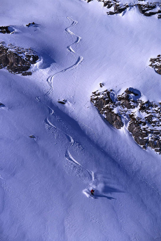 西方人,一个人,俯视,航拍,室外,白天,安全,山,雪,雪山,大雪,帽子,欧洲,欧洲人,仅一个男性,仅一个人,仅一个中年男性,握,阴影,服装,装饰,光线,滑雪,眼镜,影子,冰,积雪,山峰,雪景,冬季,冬天,防护,山峦,拿,拿着,注视,运动器械,衣服,阳光,手套,观察,看,温暖,健身器械,寒冷,握着,服饰,观看,羽绒服,保暖,护目镜,保护,华丽,滑雪板,滑雪鞋,点缀,察看,冰冷,御寒,鸟瞰,关注,保险,健身器材,滑雪装备,保全,周全,安稳,安定,衬托,美观,雅致,雅观,棉帽,严寒,冰凉,酷寒,凛冽,凛凛,极冷,安全防护眼镜,冬装,平安,男人,男性,中年男性,白种人,高角度拍摄,全身,防护眼镜,运动器材