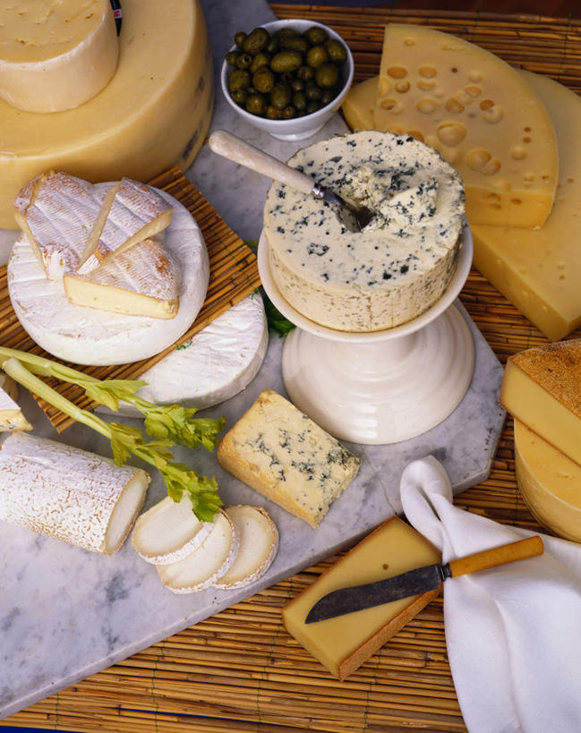 奶酪,无人,竖图,俯视,室内,白天,橄榄,芹菜,蔬菜,餐具,一把,新鲜,装饰,工具,陶瓷,干酪,起司,食品,刀具,陶瓷制品,芝士,营养,食物,容器,碗,刀,乳酪,有机食品,绿色食品,储藏,华丽,修饰,点缀,放置,搁置,安排,乳制品,储存,餐刀,发酵,根芹菜,根洋芹,球根塘蒿,衬托,美观,雅致,雅观,青果,白榄,药芹,水芹,旱芹,彩图,高角度拍摄,贮存