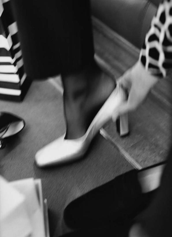 西方人,一个人,坐,竖图,俯视,黑白,室内,特写,白天,高跟鞋,时尚,楼梯,鞋子,欧洲,欧洲人,仅一个年轻女性,仅一个女性,仅一个人,一双,服装,朦胧,模糊,阶梯,休闲装,台阶,衣服,休闲,休闲服,豹纹,服饰,穿戴,穿着,时髦,时兴,年轻女性,女人,女性,白种人,坐着,半身,高角度拍摄