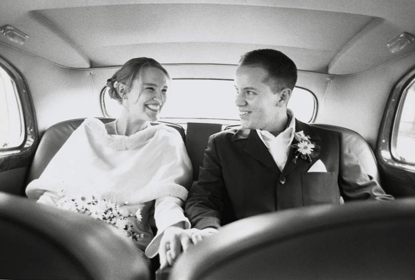 西方人,两个人,夫妻,坐,握手,横图,黑白,室内,白天,正面,爱情,汽车,欧洲,欧洲人,一辆,阴影,服装,光线,影子,浪漫,注视,座位,车,衣服,阳光,交通工具,轿车,观察,看,恩爱,恋人,服饰,观看,精致,察看,优美,衣着,穿着,关注,载具,精美,精彩,精巧,衣饰,男人,男性,年轻男性,年轻女性,女人,女性,白种人,夫妇,情侣,拉手,手拉手,手握手,坐着,半身,伴侣