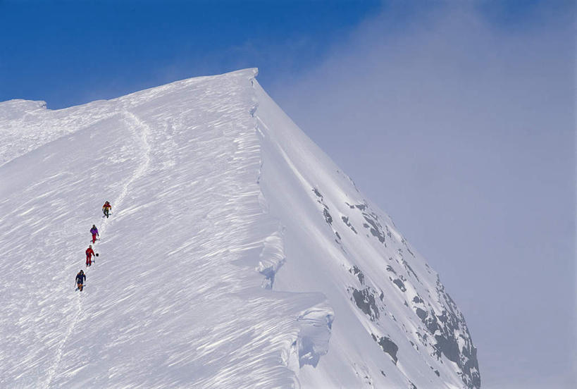 西方人,四个人,攀登,横图,室外,白天,仰视,锻炼,旅游,度假,探险,运动,攀岩,石头,美景,山,雪,雪山,大雪,瑞典,欧洲,欧洲人,一排,阴影,服装,整齐,光线,石子,纹理,影子,冰,积雪,景观,山峰,悬崖,雪景,云,云朵,冬季,冬天,山峦,云彩,注视,娱乐,极限运动,排列,衣服,蓝色,白云,蓝天,天空,阳光,自然,天,观察,看,享受,休闲,温暖,爬,景色,放松,寒冷,服饰,晴朗,观看,羽绒服,保暖,察看,冰冷,御寒,斯堪的纳维亚,队列,关注,自然风光,北欧,室外运动,斯堪的纳维亚半岛,户外运动,严寒,冰凉,酷寒,凛冽,凛凛,极冷,绝壁,瑞典王国,北博滕,北博滕省,冬装,冒险,体育,男人,男性,年轻男性,白种人,石块,岩石,晴空,登山,攀爬,彩图,低角度拍摄,全身,健身