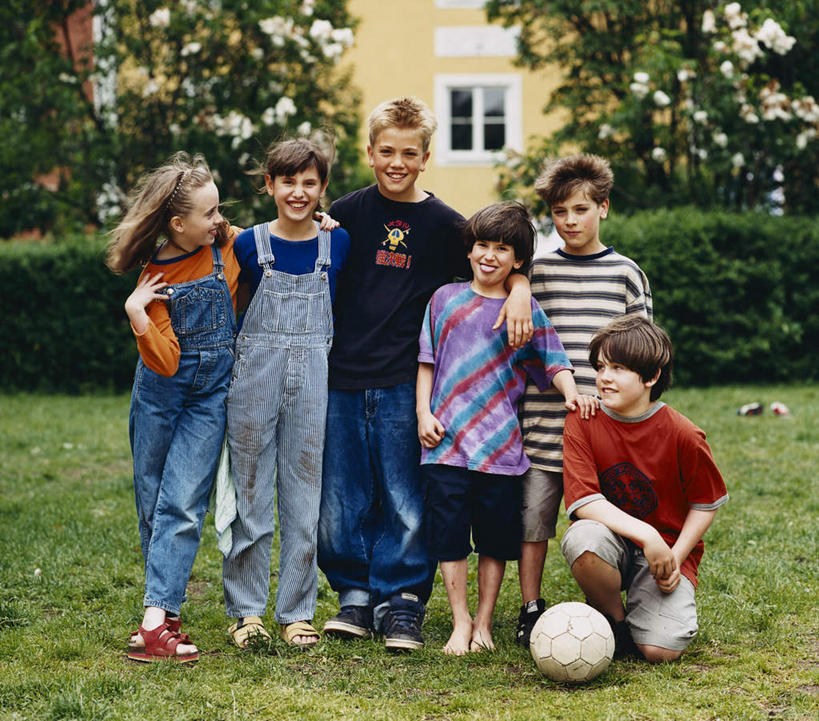 西方人,手,伙伴,朋友,家,站,跪,横图,室外,白天,正面,友谊,足球,草地,草坪,植物,欧洲,欧洲人,阴影,服装,光线,影子,房屋,屋子,足球装备,地面,许多人,注视,休闲装,运动器械,楼房,住宅,草,树,树木,一个,衣服,绿色,阳光,自然,观察,回头,看,站着,转头,一群人,休闲,手部,休闲服,健身器械,服饰,生长,单个,成长,观看,察看,关注,健身器材,蹴鞠,友情,足球运动,白种人,跪着,站立,彩图,全身,房子,运动器材