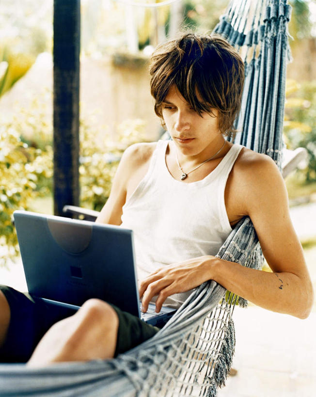 西方人,一个人,竖图,俯视,室外,白天,仰视,时尚,电脑,笔记本电脑,床,吊床,项链,叶子,欧洲,欧洲人,仅一个男性,仅一个人,仅一个中年男性,许多,吊挂,悬挂,阴影,服装,朦胧,模糊,光线,网络,影子,绿叶,地面,很多,挂,注视,休闲装,文化,通讯设备,纹身,装饰品,衣服,阳光,饰品,首饰,观察,看,享受,休闲,休闲服,嫩叶,个性,服饰,信仰,观看,察看,无线,安逸,关注,刺青,追求,通信设备,无线网络,想象,无线上网,便携式电脑,文身,勇气,崇拜,张扬,安适,清闲,手提电脑,男人,男性,中年男性,白种人,叶,叶片,半身,彩图,低角度拍摄,高角度拍摄