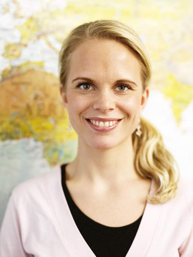 西方人,手,一个人,教师,学校,站,笑,微笑,露齿笑,竖图,室内,白天,正面,道路,地图,欧洲,欧洲人,仅一个年轻女性,仅一个女性,仅一个人,握,阴影,服装,朦胧,模糊,光线,信息,影子,交通,拿,拿着,注视,休闲装,方向,校园,衣服,阳光,观察,看,站着,休闲,教室,手部,休闲服,握着,服饰,观看,引导,指引,察看,关注,年轻女性,女人,女性,白种人,讲师,教授,老师,站立,半身,彩图,导航