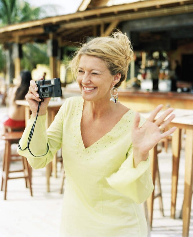 西方人,一个人,家,站,笑,微笑,露齿笑,竖图,室外,白天,正面,旅游,度假,美景,沙滩,植物,棕榈树,相机,叶子,欧洲,欧洲人,仅一个年轻女性,仅一个女性,仅一个人,阴影,服装,光线,沙子,影子,房屋,屋子,海岸,景观,绿叶,沙地,娱乐,楼房,住宅,树,树木,一个,衣服,黄色,蓝色,绿色,蓝天,天空,阳光,自然,天,站着,享受,休闲,嫩叶,景色,放松,服饰,生长,成长,衣着,穿着,自然风光,棕榈叶,衣饰,年轻女性,女人,女性,白种人,叶,叶片,照相机,海滩,站立,半身,彩图,房子