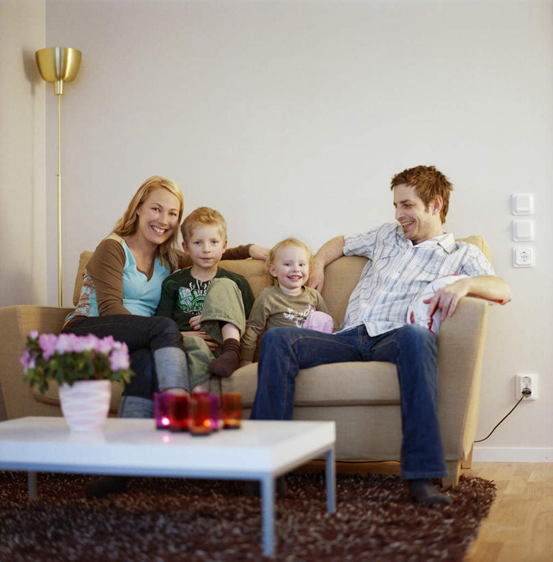 西方人,儿童,四个人,家庭,夫妻,母亲,父亲,女儿,儿子,坐,笑,微笑,露齿笑,竖图,室内,白天,侧面,衬衫,爱情,纯洁,植物,沙发,纺织品,照明,欧洲,欧洲人,阴影,服装,装饰,光线,电器,毛毯,盆栽,毯子,影子,墙,插座,盆景,浪漫,注视,休闲装,墙壁,墙面,灯,纺织,小孩,衣服,绿色,阳光,自然,灯具,垫子,落地灯,观察,看,休闲,温暖,温馨,父女,父子,母女,母子,一家人,休闲服,恩爱,父爱,可爱,母爱,童年,童趣,恋人,服饰,生长,成长,观看,华丽,修饰,照亮,点缀,和睦,察看,家用电器,照明设备,关注,插线板,布艺沙发,拖线板,童真,烂漫,无邪,衬托,美观,雅致,雅观,电源转换器,排插,天真,男孩,男人,男性,年轻男性,年轻女性,女孩,女人,女性,白种人,孩子,年轻人,夫妇,情侣,坐着,彩图,全身,衬衣,伴侣,融洽,男生,女生