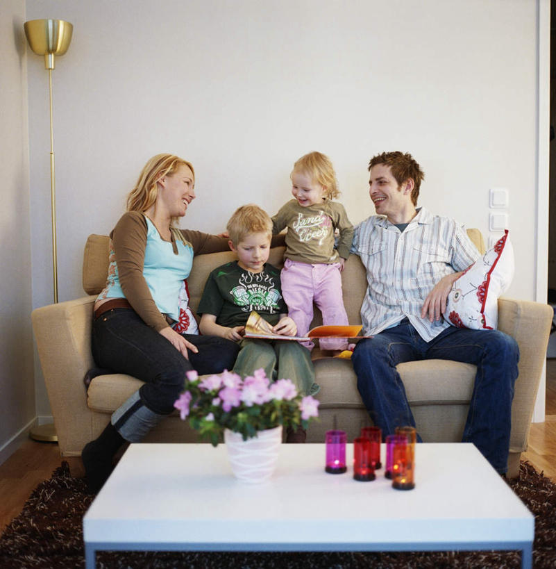 西方人,儿童,四个人,家庭,夫妻,母亲,父亲,女儿,儿子,站,坐,笑,微笑,露齿笑,竖图,室内,白天,侧面,衬衫,爱情,纯洁,植物,沙发,纺织品,照明,欧洲,欧洲人,阴影,服装,装饰,光线,电器,毛毯,盆栽,毯子,影子,墙,插座,盆景,浪漫,注视,休闲装,墙壁,墙面,灯,纺织,小孩,衣服,绿色,阳光,自然,灯具,垫子,落地灯,观察,看,站着,休闲,温暖,温馨,父女,父子,母女,母子,一家人,休闲服,恩爱,父爱,可爱,母爱,童年,童趣,恋人,服饰,生长,成长,观看,华丽,修饰,照亮,点缀,和睦,察看,家用电器,照明设备,关注,插线板,布艺沙发,拖线板,童真,烂漫,无邪,衬托,美观,雅致,雅观,电源转换器,排插,天真,男孩,男人,男性,年轻男性,年轻女性,女孩,女人,女性,白种人,孩子,年轻人,夫妇,情侣,站立,坐着,彩图,全身,衬衣,伴侣,融洽,男生,女生