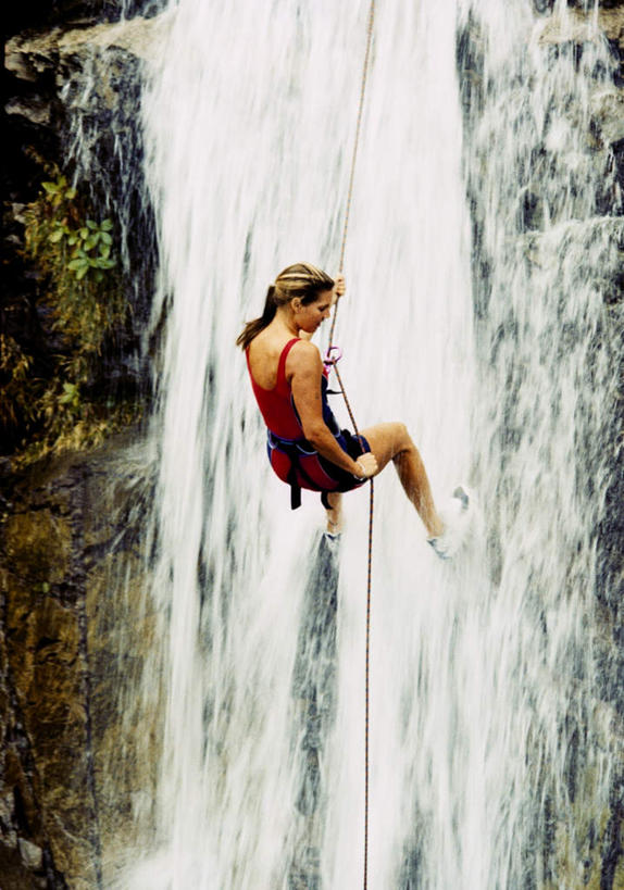 西方人,一个人,攀登,竖图,室外,白天,锻炼,旅游,度假,探险,安全,运动,攀岩,美景,瀑布,水,瑞典,欧洲,欧洲人,仅一个年轻女性,仅一个女性,仅一个人,阴影,飞溅,服装,溅,光线,液体,影子,景观,水滴,悬崖,带子,防护,注视,休闲装,娱乐,极限运动,水珠,背面,衣服,阳光,自然,安全带,绳子,观察,看,享受,休闲,休闲服,爬,景色,放松,服饰,观看,保护,绳索,察看,斯堪的纳维亚,关注,喷洒,自然风光,北欧,室外运动,斯堪的纳维亚半岛,保险,户外运动,安全绳,保全,周全,安稳,安定,绝壁,瑞典王国,冒险,平安,体育,年轻女性,女人,女性,白种人,跌水,登山,攀爬,彩图,全身,健身