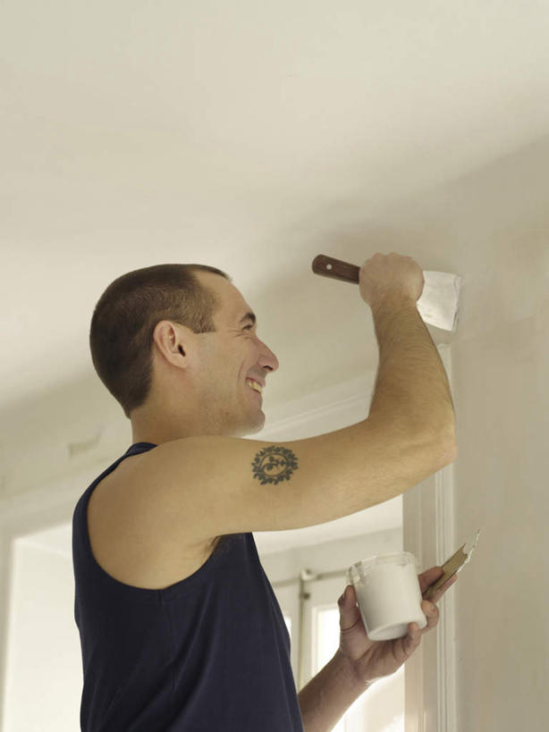 西方人,一个人,站,笑,微笑,露齿笑,竖图,室内,白天,侧面,时尚,卧室,装修,欧洲,欧洲人,仅一个男性,仅一个人,握,阴影,服装,反射,影子,拿,拿着,注视,休闲装,文化,装潢,纹身,仅一个年轻男性,衣服,粉刷,刷子,观察,看,站着,休闲,休闲服,个性,握着,服饰,信仰,观看,油漆,滚筒刷,涂料,察看,关注,刺青,追求,想象,滚刷,文身,勇气,崇拜,张扬,男人,男性,年轻男性,白种人,站立,半身,彩图,睡房,卧房,滚筒