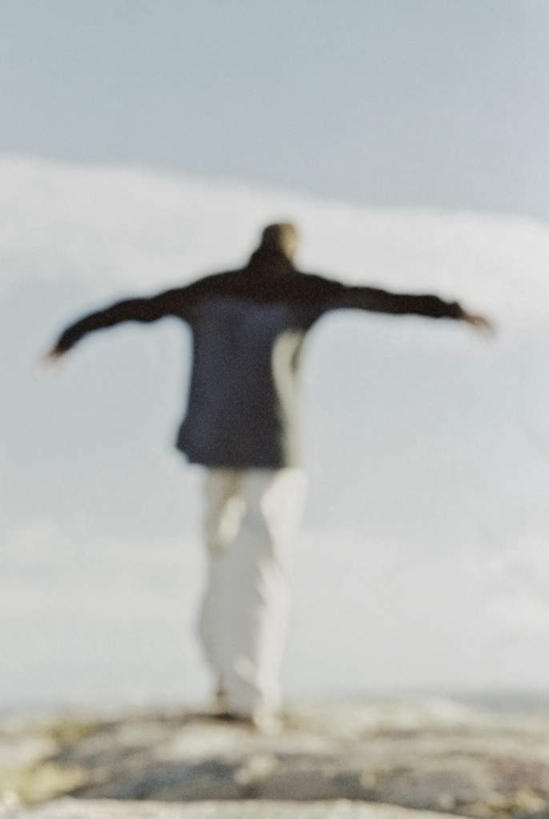 西方人,一个人,伸展双臂,竖图,室外,白天,沙滩,欧洲,欧洲人,仅一个男性,仅一个人,阴影,服装,光线,沙子,影子,海岸,水平线,辽阔,海平线,沙地,休闲装,仅一个年轻男性,背面,衣服,蓝色,蓝天,天空,阳光,天,休闲,广阔,休闲服,服饰,晴朗,一望无际,万里无云,无边无际,一马平川,男人,男性,年轻男性,白种人,海滩,晴空,晴空万里,敞开双臂,伸开双臂,展开双肩,张开手臂,张开双臂,彩图,全身,水天相接,水天一线