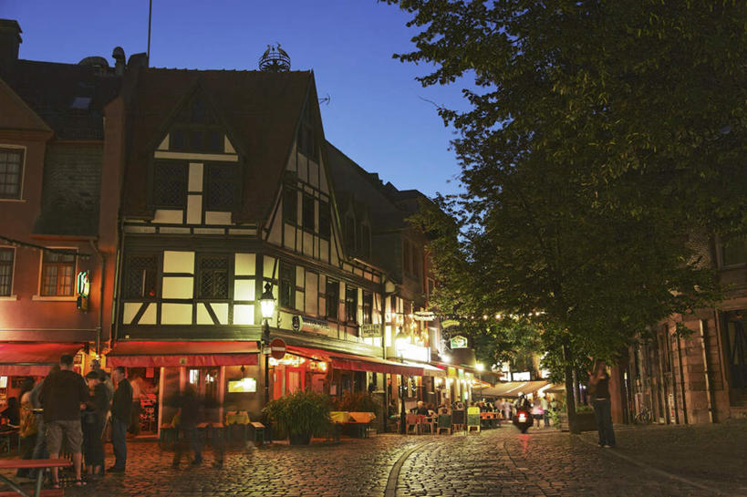 西方人,餐厅,酒吧,走,横图,室外,白天,正面,旅游,度假,石头,日落,植物,窗户,街道,欧洲,欧洲人,阴影,服装,光线,石子,影子,墙,晚霞,霞光,落日,许多人,休闲装,娱乐,玻璃窗,墙壁,墙面,树,树木,衣服,蓝色,绿色,蓝天,天空,阳光,自然,黄昏,彩带,天,一群人,享受,休闲,休闲服,彩霞,放松,服饰,生长,成长,夕照,男人,男性,年轻男性,年轻女性,女人,女性,白种人,石块,夕阳,步行,散步,走路,半身,彩图,餐馆,饭店,饭馆,酒吧间,酒馆,斜阳