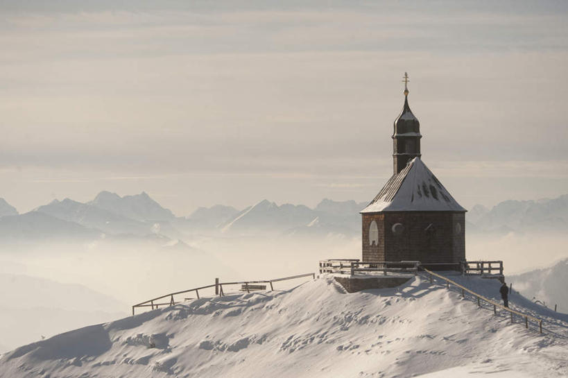 无人,教堂,栏杆,横图,室外,白天,正面,旅游,度假,山,雪,雪山,雾,大雪,标志建筑,地标,建筑,德国,欧洲,节日,朦胧,模糊,冰,积雪,山峰,雪景,冬季,冬天,围栏,山峦,文化,娱乐,建设,护栏,祈祷,享受,休闲,健康,旅游胜地,放松,寒冷,许愿,宗教,信仰,纪念,祈求,迷雾,冰冷,基督教,西欧,天主教,信念,德意志联邦共和国,严寒,冰凉,酷寒,凛冽,凛凛,极冷,巴伐利亚,巴伐利亚州,拜恩州,拜恩自由州,特格尔恩湖,平安,大雾,彩图,大教堂,礼拜堂
