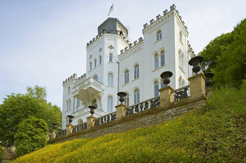 无人,家,栏杆,横图,室外,白天,仰视,旅游,度假,草地,草坪,植物,别墅,标志建筑,地标,建筑,旗帜,德国,欧洲,阴影,光线,影子,房屋,屋子,公寓,围栏,围墙,娱乐,旗子,建设,洋房,护栏,楼房,住宅,草,树,树木,蓝色,绿色,蓝天,天空,阳光,自然,天,享受,休闲,旅游胜地,放松,生长,晴朗,成长,西欧,豪宅,万里无云,德意志联邦共和国,旌旗,旗号,莱茵兰.普法尔茨州,晴空,晴空万里,彩图,低角度拍摄,房子