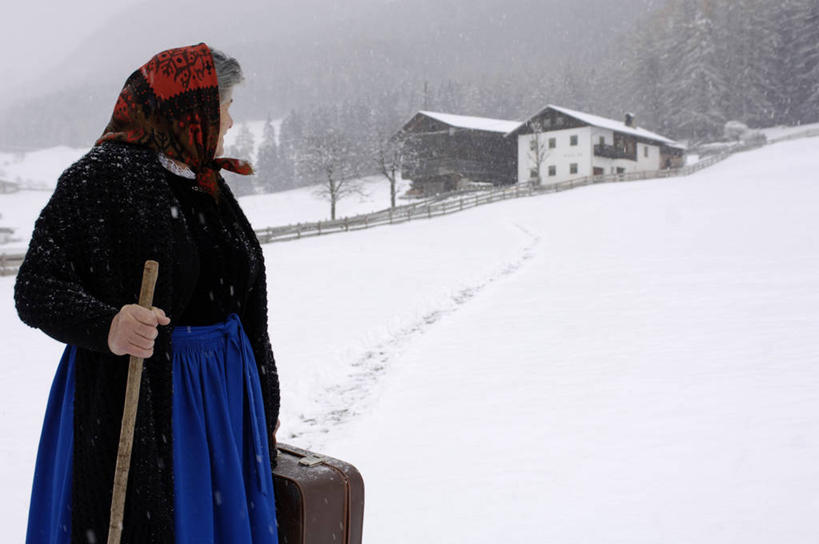 西方人,脸,头,脸颊,一个人,家,栏杆,站,横图,室外,白天,侧面,山,雪,雪山,大雪,欧洲,欧洲人,仅一个女性,仅一个人,握,服装,工具,拉杆箱,旅行箱,头巾,栅栏,房屋,屋子,冰,积雪,篱笆,山峰,雪景,冬季,冬天,围栏,山峦,拿,拿着,注视,休闲装,护栏,楼房,肩膀,住宅,衣服,行李箱,箱子,观察,看,站着,休闲,休闲服,器械,寒冷,握着,服饰,仅一个老年女性,拐杖,观看,出差,察看,冰冷,关注,医疗器械,严寒,辅助设备,前臂拐,冰凉,酷寒,凛冽,凛凛,极冷,老年女性,女人,女性,白种人,头部,脸部,脸蛋,面部,站立,半身,彩图,旅行,房子