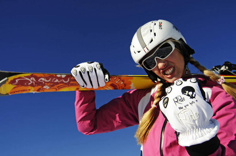 西方人,脸,头,脸颊,手,一个人,站,笑,微笑,露齿笑,横图,室外,特写,白天,仰视,安全,帽子,欧洲,欧洲人,仅一个年轻女性,仅一个女性,仅一个人,握,阴影,服装,装饰,光线,工具,器材,头盔,眼镜,影子,防护,注视,休闲装,运动器械,肩膀,衣服,蓝色,蓝天,天空,阳光,安全帽,手套,天,观察,看,扛,手势,握拳,站着,休闲,温暖,手部,休闲服,器械,健身器械,握着,服饰,晴朗,拐杖,观看,保暖,护目镜,保护,华丽,滑雪杖,点缀,察看,御寒,关注,保险,健身器材,滑雪装备,万里无云,保全,周全,安稳,安定,衬托,美观,雅致,雅观,辅助设备,安全防护眼镜,扛在肩上,平安,年轻女性,女人,女性,白种人,头部,脸部,脸蛋,面部,晴空,晴空万里,站立,半身,彩图,低角度拍摄,防护眼镜,运动器材