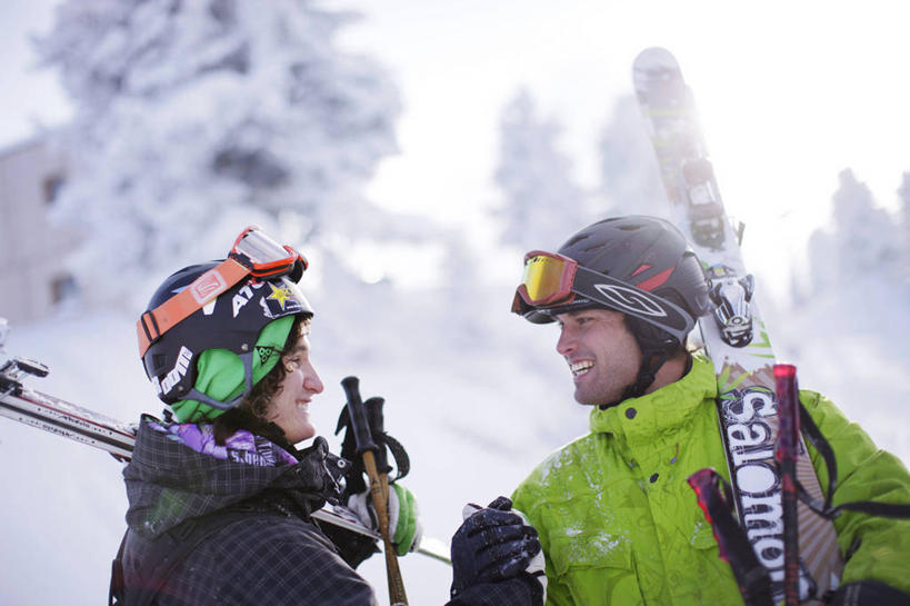 西方人,脸,头,脸颊,手,两个人,伙伴,朋友,站,笑,微笑,露齿笑,横图,室外,特写,白天,正面,友谊,安全,石头,山,雪,雪山,大雪,帽子,欧洲,欧洲人,握,阴影,服装,光线,工具,器材,石子,头盔,眼镜,影子,冰,积雪,山峰,雪景,冬季,冬天,防护,山峦,拿,拿着,注视,休闲装,运动器械,肩膀,衣服,阳光,安全帽,观察,看,站着,休闲,手部,休闲服,器械,健身器械,寒冷,握着,服饰,拐杖,观看,护目镜,保护,滑雪杖,察看,冰冷,关注,保险,健身器材,滑雪装备,保全,周全,安稳,安定,严寒,辅助设备,冰凉,酷寒,凛冽,凛凛,极冷,安全防护眼镜,平安,友情,男人,男性,年轻男性,白种人,头部,脸部,脸蛋,面部,石块,岩石,站立,彩图,全身,防护眼镜,运动器材