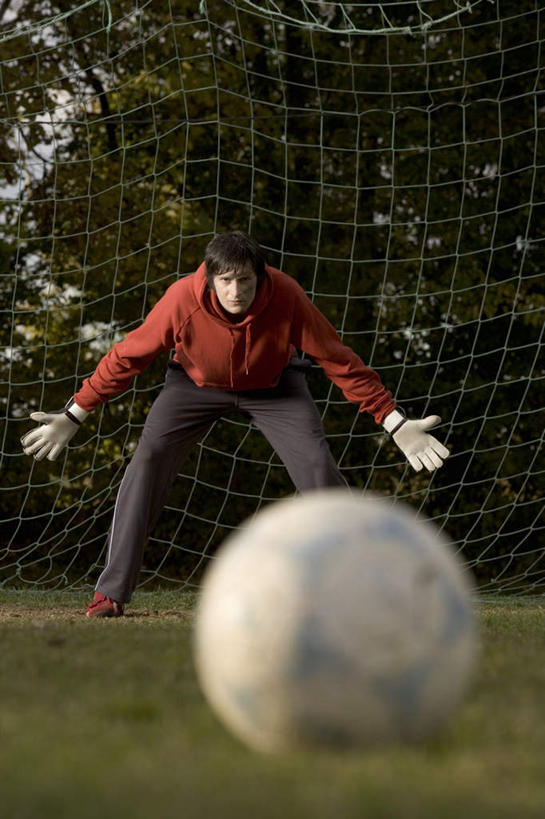 西方人,一个人,运动员,站,伸展双臂,竖图,室外,白天,正面,运动服,锻炼,安全,运动,足球,草地,草坪,植物,欧洲,欧洲人,仅一个男性,仅一个人,弯腰,阴影,服装,光线,球门,影子,防护,足球装备,注视,运动器械,草,树,树木,仅一个年轻男性,衣服,绿色,阳光,自然,手套,观察,看,站着,健身器械,服饰,生长,成长,观看,保护,察看,衣着,穿着,关注,保险,健身器材,防守,保全,周全,安稳,安定,弯身,蹴鞠,防护手套,防卫,衣饰,戍守,平安,体育,足球运动,男人,男性,年轻男性,白种人,体育运动员,运动选手,敞开双臂,伸开双臂,展开双肩,站立,张开手臂,张开双臂,彩图,全身,健身,运动器材,运动装